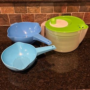 TUPPERWARE salad spinner and 2 colanders